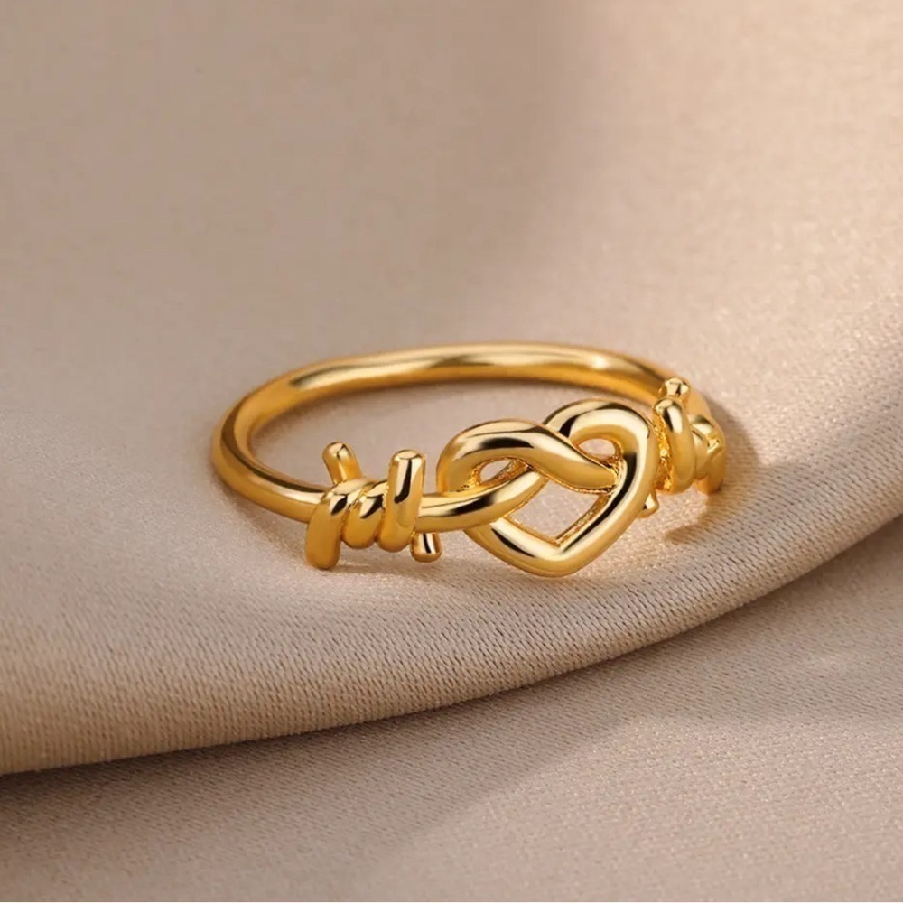 ⭐️NEW⭐️ 18K Gold Women’s Heart Surrounded By Barbed Wire Ring